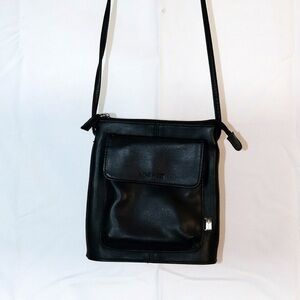 Nine West Black Crossbody Bag
Sleek and versatile black crossbody from Nine West